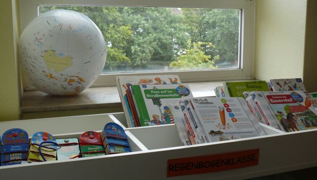 Bücherregal in der Regenbogenklasse